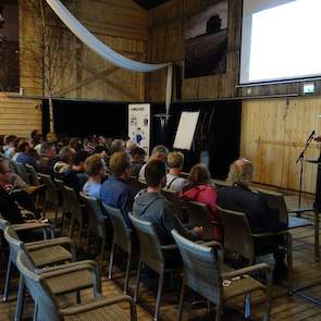 Na de lunch werden de 130 aanwezigen in drie groepen verdeeld, om de workshops te volgen die werden gegeven door MSD, Speerstra en Voergroep Zuid. Op de foto vertelt dierenarts Ruben Tolboom van MSD over de jongveeopfok. Ook hij gaf aan dat antibiotica ni