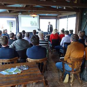 Namens Voergroep Zuid deed Rob Hermanussen de presentatie. Hij stelde dat de droogstand gezien kan worden als een training voor de volgende lactatie. Om die reden zou het melkveerantsoen goed tijdens de droogstand passen, waarbij het wel moet worden versc