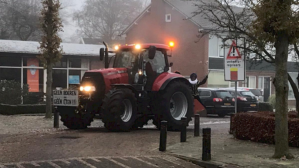 Met een trekker die 2 maal op het Malieveld heeft gestaan, kwamen de Sint en z’n Pieten bij OBS Prinses Margriet aan.