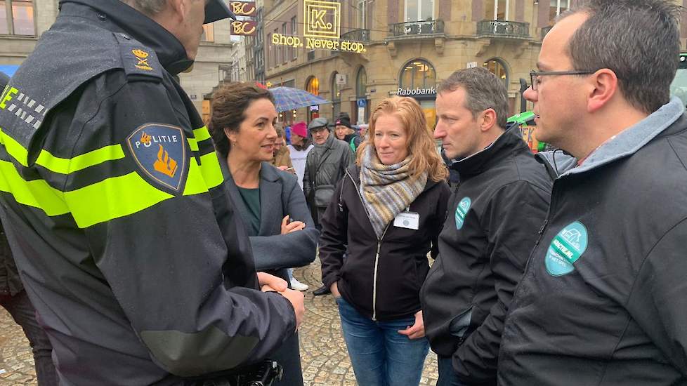 Burgermeester Femke Halsema in gesprek met de politie en het bestuur van Stichting Agractie.