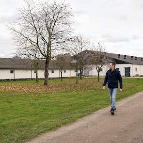 De eerste bouwkundige stap van zijn verbeteringsplannen vormt de vervanging van de kraamstal. De oude kraamstal gaat plaatsmaken voor een nieuwe dekstal en quarantaine stal. Het vervangen van de roosters in de biggenstal staat ook op het lijst inclusief e