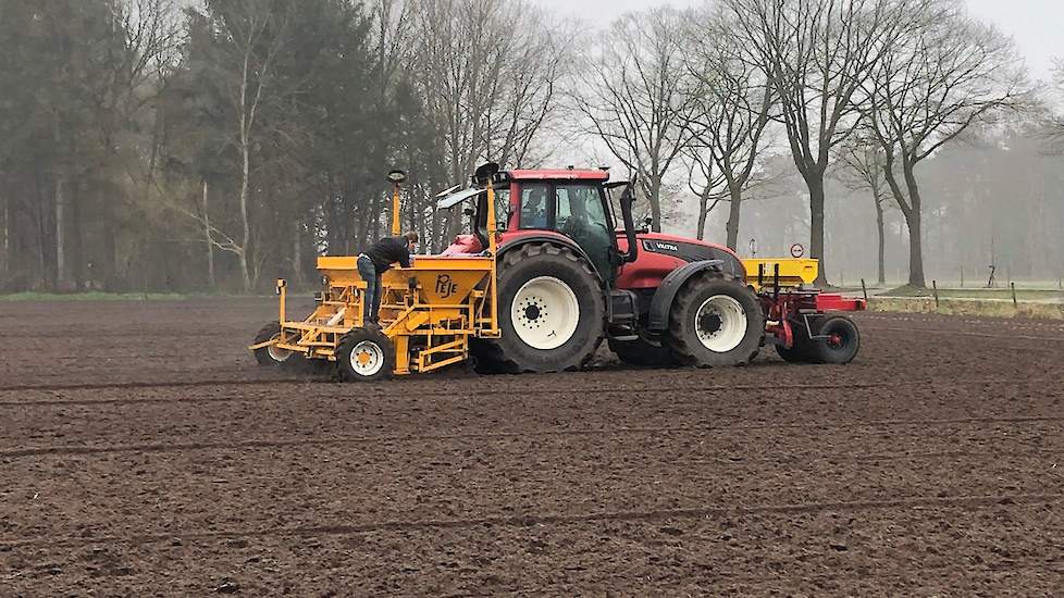 Franje Onions uit Waarde (ZL) plantte deze week zijn eerste uien voor oogst 2020 bij het Brabantse Ossendrecht.