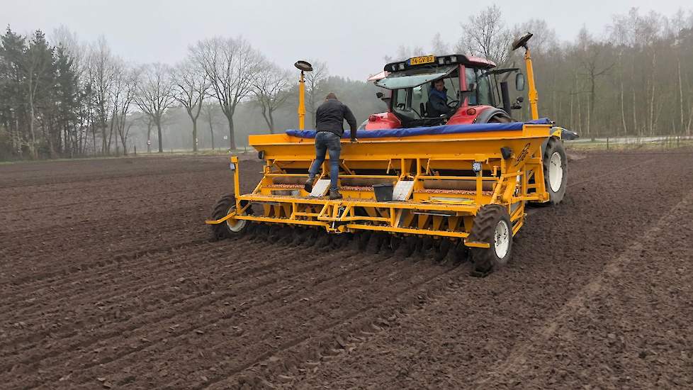 De uien worden geplant met een Peje-planter.