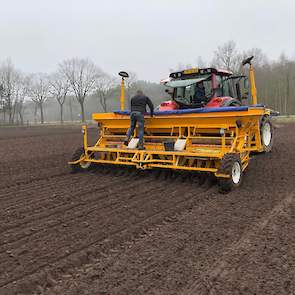 De uien worden geplant met een Peje-planter.