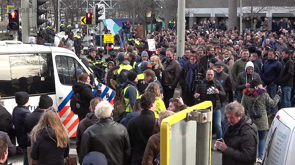 Stickeractie bij Schouten  - #boerenprotest Den Haag 19 februari