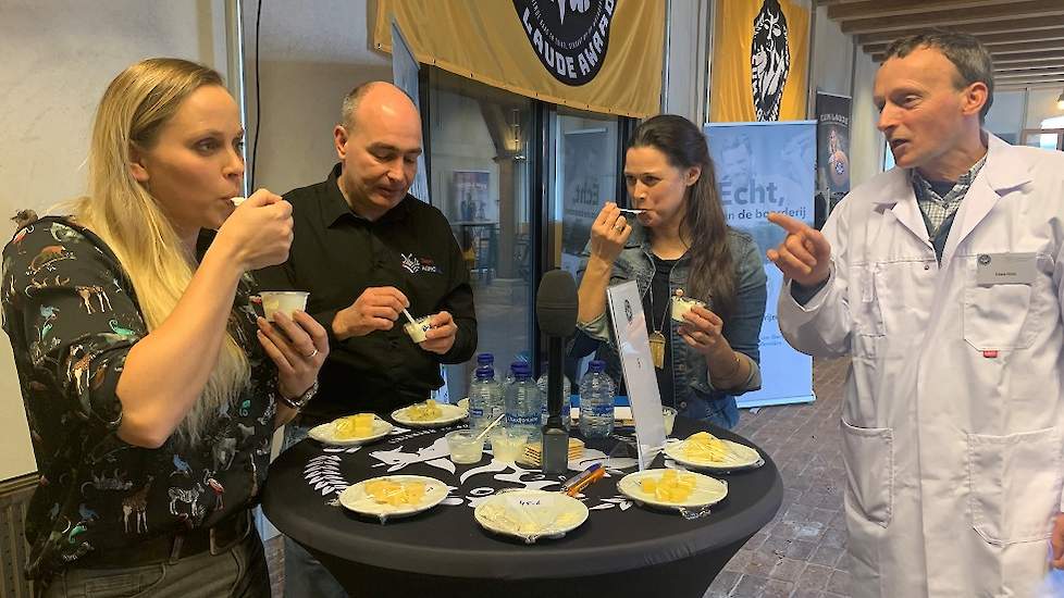 Vlogster Leoni Goudkuil, melkveehouder en bestuurslid van Team Agro NL, Wilbert van der Post en Cindy van Turnhout van Boska krijgen uitleg van vicevoorzitter Cees Slob van de Bond van Boerderijzuivelbereiders.