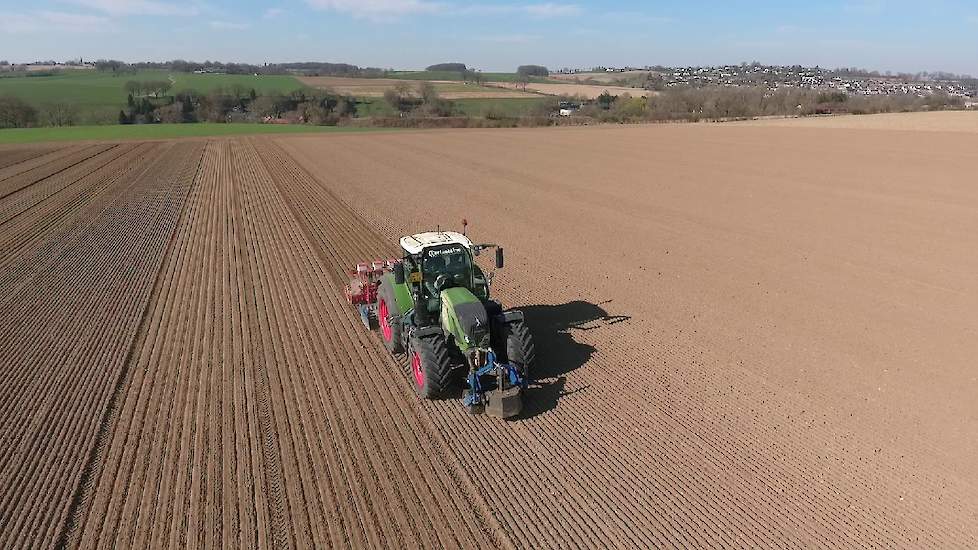 Al enkele jaren beschikt Kremer over een drone. Geen dure met allerhande toeters en bellen maar een standaard ‘huis en tuin’ drone. Hij gebruikt deze onder meer om de stand van zijn gewassen bij te houden.