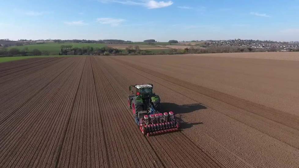 Kremer bestudeert de beelden die de drone produceert met zijn eigen ogen. Op basis daarvan neemt hij eventuele maatregelen. „Ik let daarbij op aspecten zoals de kleur en de dichtheid van het gewas. Ik beschik niet over (dure) software voor heel gedetaille