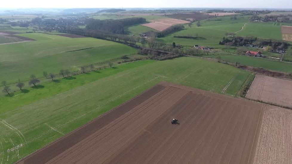 Afgelopen week zaaide loonwerker Cerfontaine voor akkerbouwer Henri Kremer in Simpelveld in totaal 10,5 hectare uien van het ras Hypark. Kremer legde het hele zaaiproces vast met zijn drone.