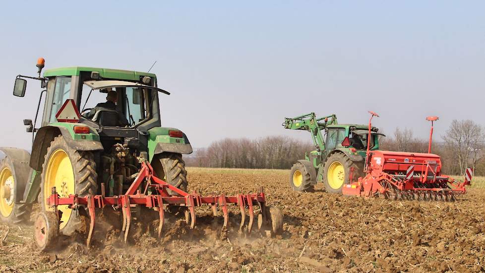 Dit is niet de enige klus. Vol overgave werkt hij dagelijks mee op het melkvee- en akkerbouwbedrijf van zijn oom Hans en opa Pierre Schnackers in Bosschenhuizen-Simpelveld. Vooral tijdens de huidige drukke voorjaarswerkzaamheden kunnen Hans en Pierre deze