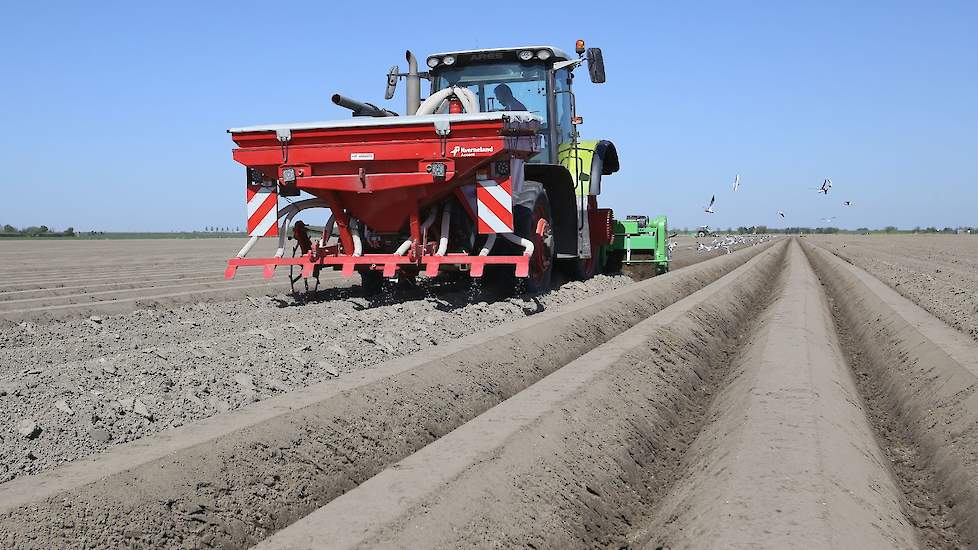 Samen met Mechanisatiebedrijf Van Eijzeren uit Zierikzee verbouwde Den Boer zijn zaaimachine.