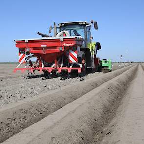 Samen met Mechanisatiebedrijf Van Eijzeren uit Zierikzee verbouwde Den Boer zijn zaaimachine.