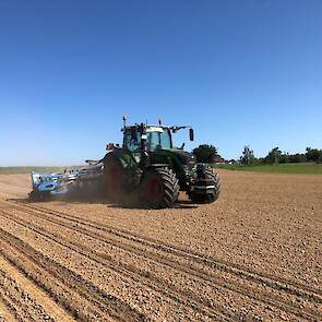 Er is een grote markt voor pompoenen. Dat stelt loonwerker Ton Vaessen uit Landgraaf. Afgelopen week zaaide hij in de Duitse grensregio, vanaf de Nederland-Duitse grens bij Aken tot nabij Keulen, ruim 30 hectare pompoenen. Al vele jaren verzorgt Vaessen h