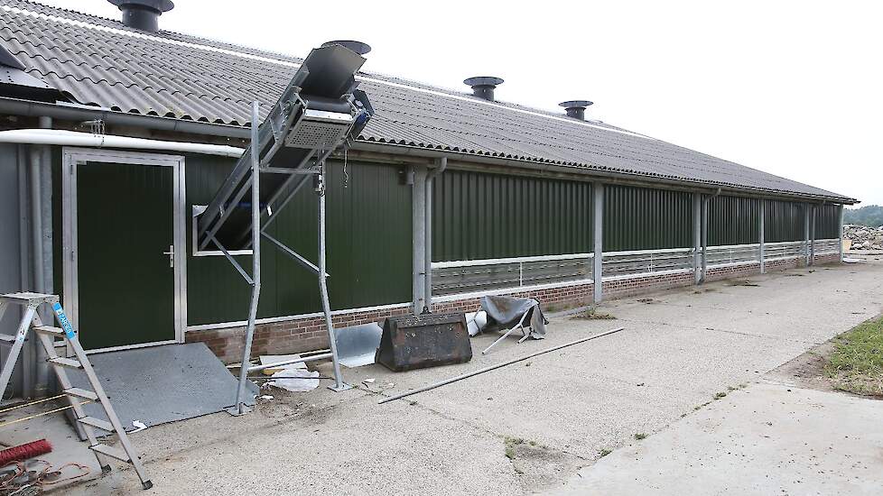 Nies plaatste de mestband aan de voorzijde van de nieuwe stal. „Zo houd ik de achterzijde vrij voor de aanvoer van jonge hennen.” Hij leverde tien jaar lang pluimveemest aan BMC Moerdijk. Twee jaar geleden liep zijn tienjarige contract af en sindsdien lev