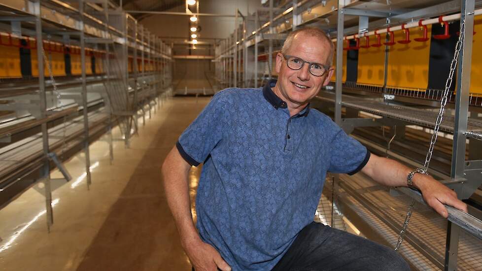 Hans Nies (56) in zijn omgebouwde ligboxenstal waarin aanstaande woensdag 24 juni de eerste 10.324 hennen arriveren. Na de nieuwbouw kan hij in zijn beide stallen 42.824 leghennen houden volgens het één ster Beter Leven keurmerk van de Dierenbescherming.