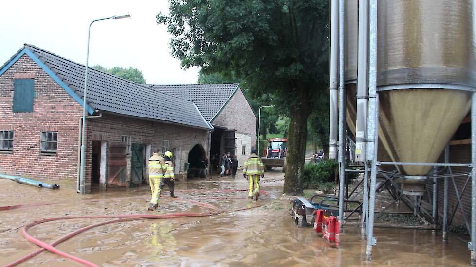 Binnen vijf dagen is de boerderij van de familie Schnackers in Bosschenhuizen-Simpelveld twee maal getroffen door een water- en modderstroom. Drie waterbuffers konden zowel vrijdag- als woensdagavond het water en de modder, afkomstig van de hogere gelegen