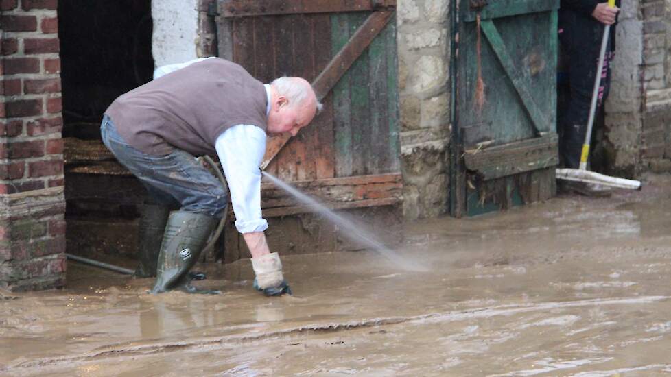 Vijf dagen eerder was het ook raak en konden de drie buffers de hoeveelheid neerslag niet aan. Toen vervuilde het water en de modder alleen de straat. Nu moesten ook de stallen worden schoon gemaakt.