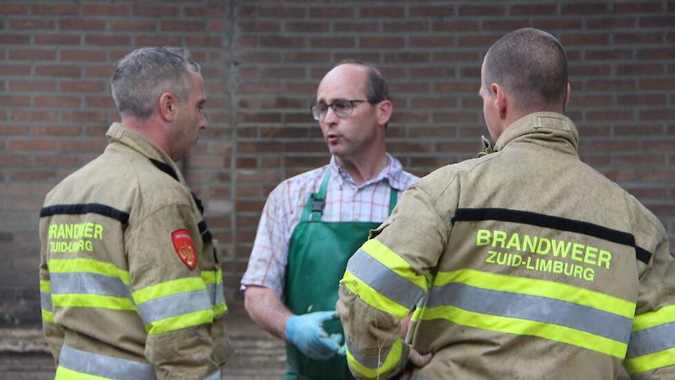 „Ik stond net in de melkput toen het begon te stromen. Uit ervaring wist ik direct hoe laat het was”, blikt Hans Schnackers (midden) terug op deze hachelijke avond.