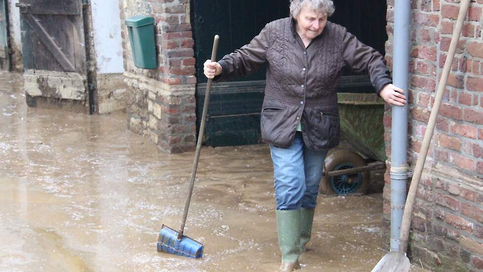 Ondanks hun hoge leeftijd lieten vader en moeder Schnackers zich niet onbetuigd bij de opruimwerkzaamheden van hun boerderij.