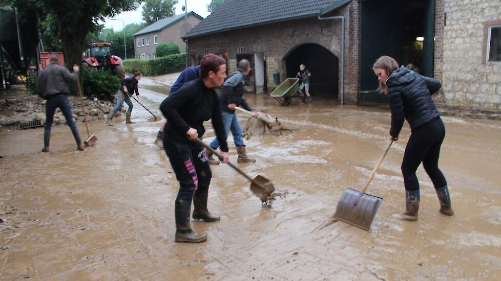 Familie en vrienden waren snel ter plaatse om, samen met brandweerlieden van het korps Simpelveld, de modder op te ruimen.