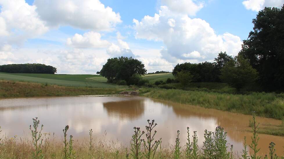 Jaren geleden zijn drie buffers door het Waterschap Limburg aangelegd na eerdere water- en modderoverlast in Bosschenhuizen en meer specifiek op de boerderij van de familie Schnackers. Het Waterschap gaat nu onderzoeken hoe deze water- en moddervloed deso