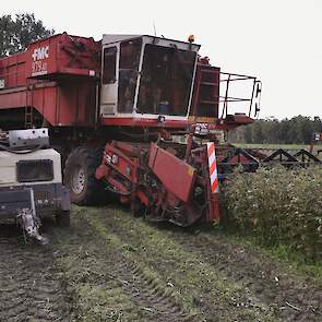 Een compressor op de kopakker om de machine weer wat schoon te blazen. Rijko dorst 24 uur per dag, in Nederland en daarbuiten. Eerst de erwten, dan de bonen.