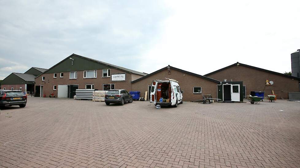 Aan de Laagveldsestraat in Roosendaal, aan de rand van de stad, houdt familie Siemons 100.000 leghennen. De rechter stal is in 2017 omgebouwd naar vrije uitloop. Nu heeft Siemons in die stal het volièresysteem vervangen en de stal gerenoveerd. De rechter