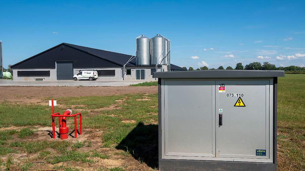 De elektriciteitsleverancier installeerde een nieuw trafostation omdat de stroomaanvoer ontoereikend was. „Het verzwaren van de elektriciteitsaanvoer maakt de nieuwbouw prijzig.”  Ook moest er een brandput aangelegd worden.