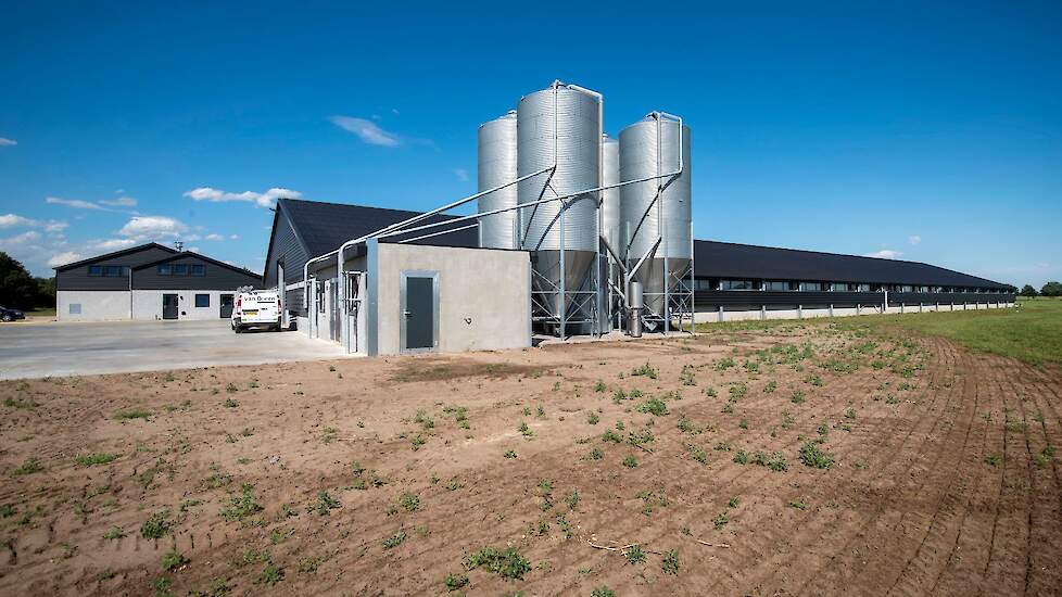 Van Doorn investeerde in vier silo’s met ieder een capaciteit van 33 ton waardoor ze een volle bulkwagen kwijt kunnen per silo. Eén silo is voor tarwe en drie zijn voor kernvoer. Van Doorn koos voor deze grote silocapaciteit aangezien ze van plan zijn om