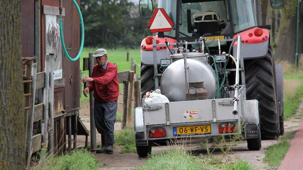 Aankomst bij de melkwagen.