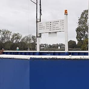 De veerboot brengt landbouwvoertuigen naar de overkant en moet dat gewicht dus ook kunnen dragen.