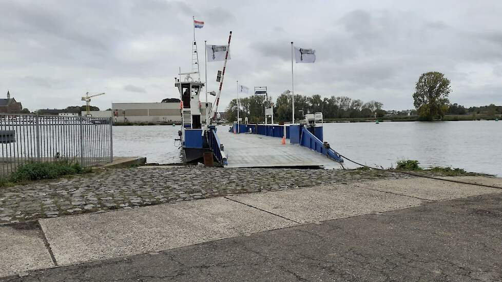 De oprit naar de veerboot aan de Gelderse kant in Nederasselt. Boeren die de boot vanaf die kant willen gebruiken kunnen terecht in de Veerstraat.