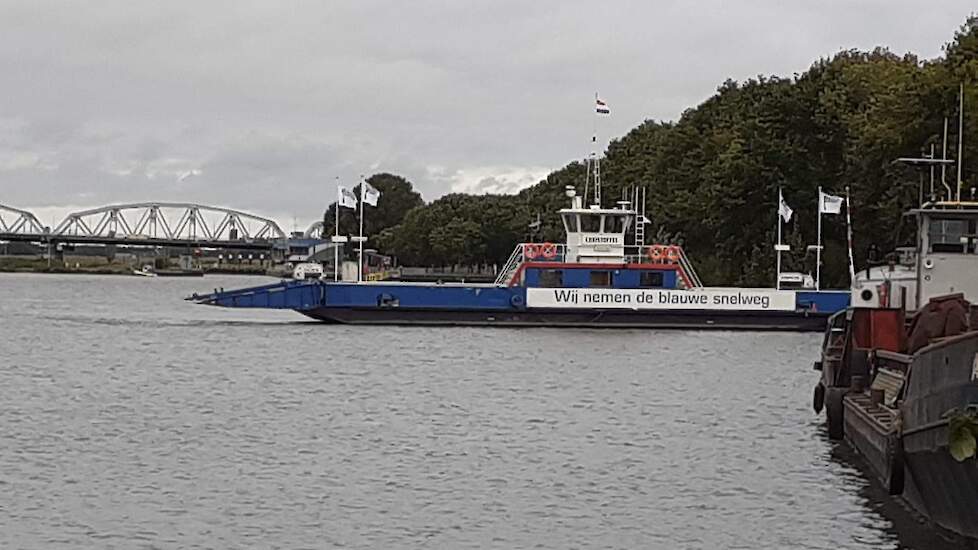 De pont aan de Nederasseltse (Gelderse) kant. Op de achtergrond de voor landbouwvoertuigen afgesloten brug tussen Grave en Nederasselt.