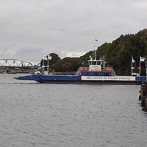 De pont aan de Nederasseltse (Gelderse) kant. Op de achtergrond de voor landbouwvoertuigen afgesloten brug tussen Grave en Nederasselt.