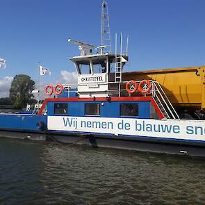 Update 14:40 uur: De schipper van de pont liet in de middag weten dat het toen wel raak was. De eerste oversteek van een landbouwvoertuig is een feit.