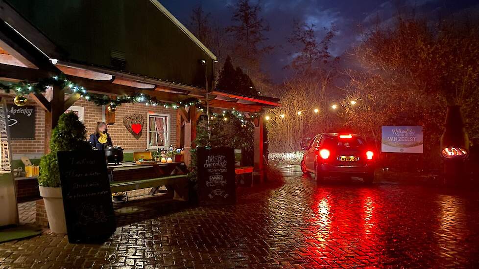 De route op de boerderij is sfeervol aangekleed met lampjes en kerstbomen. De bomen waren over van de naastgelegen kerstbomenkwekerij.