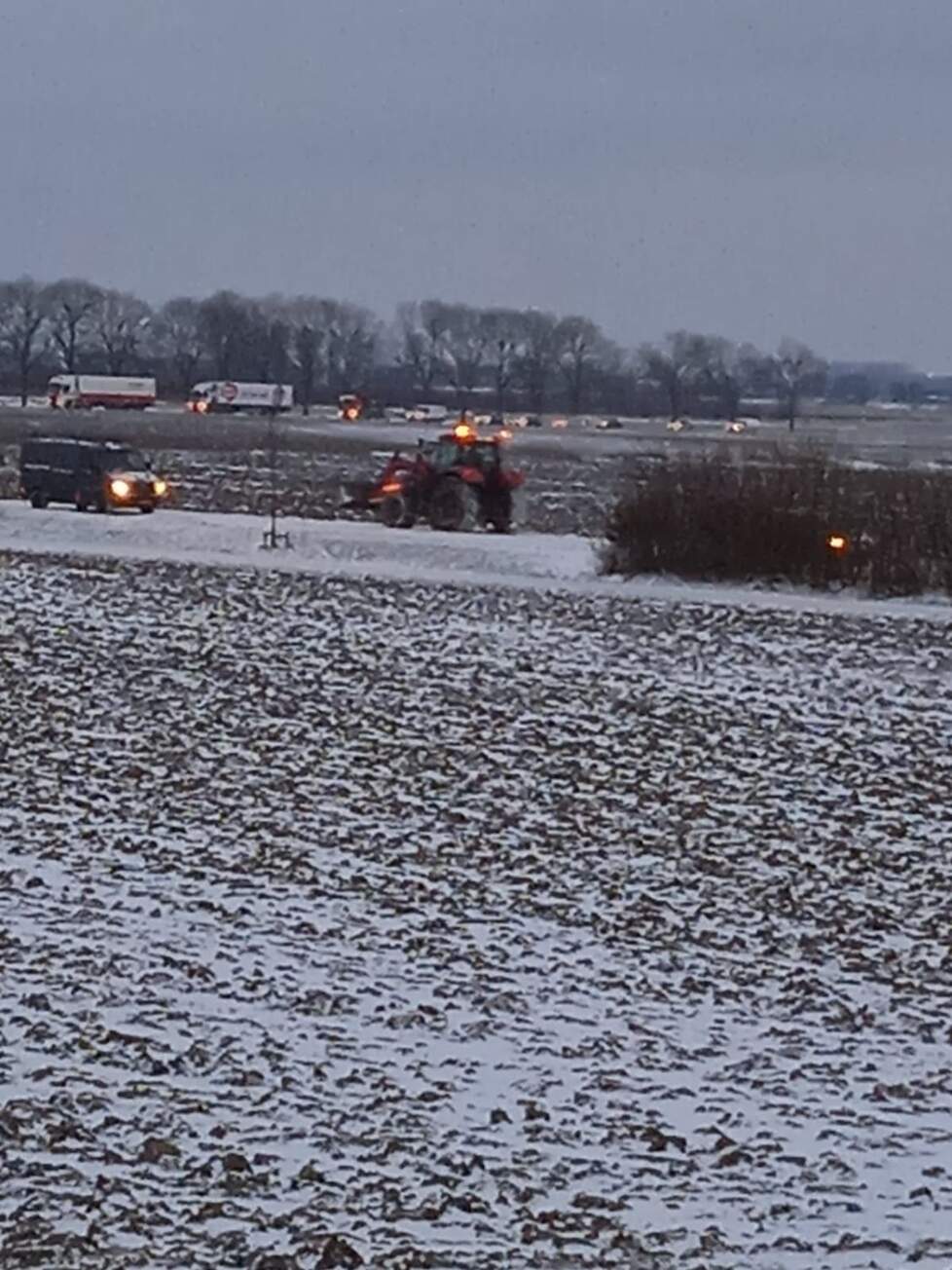 Een file op de weg in de gemeente Altena (NB).