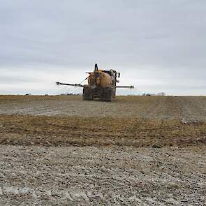 Een akker die men niet bekalkt wordt automatisch zuurder. Dit is te wijten aan natuurlijke en menselijke factoren. Zo nemen planten calcium en andere positief geladen ionen op uit de bodem en ze laten verzurende elementen achter.