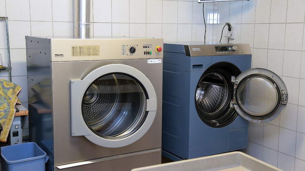 De wasmachine en droger voor overalls en kleding.