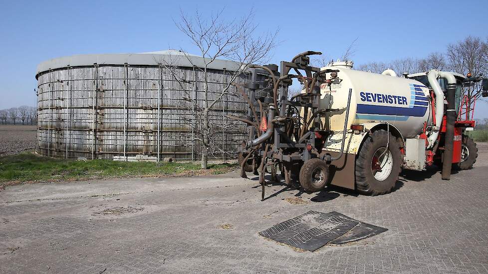 De melkveehouder is een paar jaar geleden gestopt. De melkstal is inmiddels gesloopt maar de mestsilo achter op het erf is nog niet leeg.