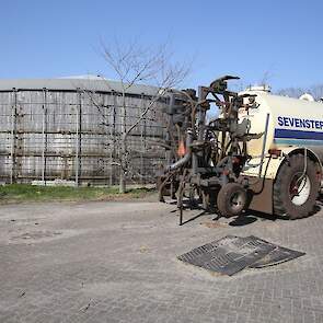 De melkveehouder is een paar jaar geleden gestopt. De melkstal is inmiddels gesloopt maar de mestsilo achter op het erf is nog niet leeg.