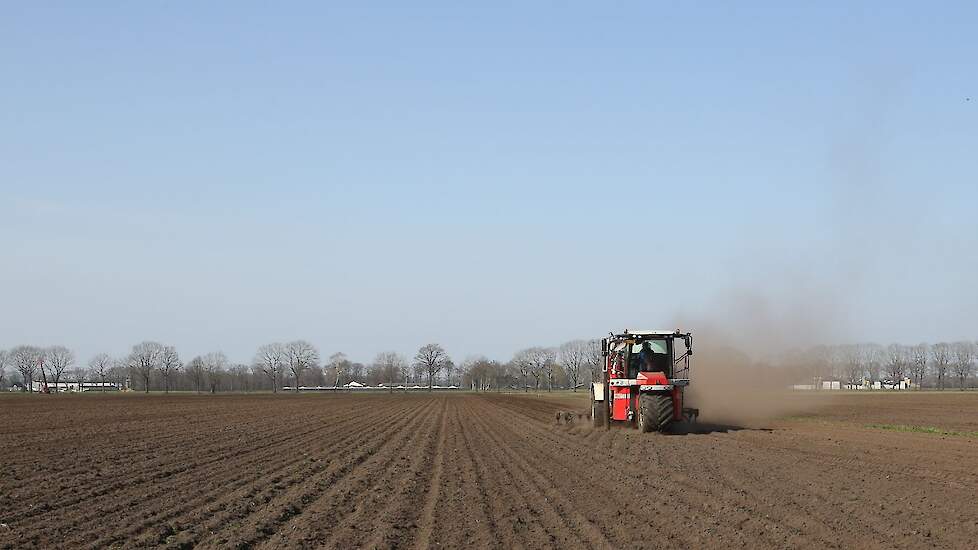 Het bouwland begint al aardig te stuiven.