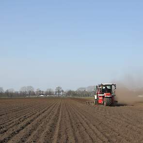 Het bouwland begint al aardig te stuiven.