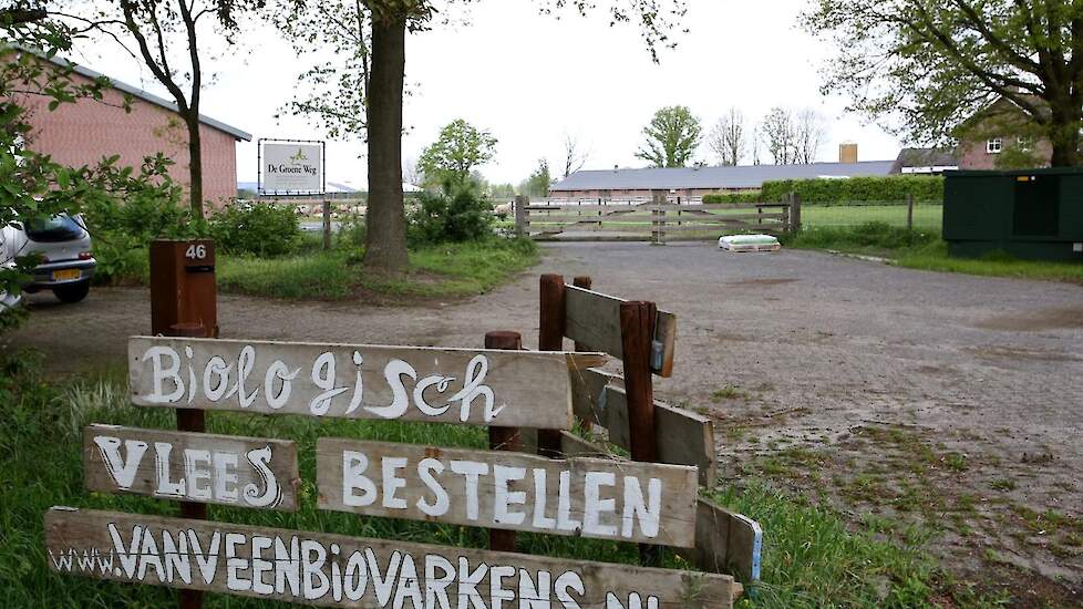 In Boerdonk waar ze nu zitten vonden destijds de geschikte locatie. Toen kon de verbouwing beginnen. Een gangbaar bedrijf waar eerder 750 zeugen en 1.400 vleesvarkens werden gehouden, moest omgebouwd worden naar een biologische bedrijfsvoering.