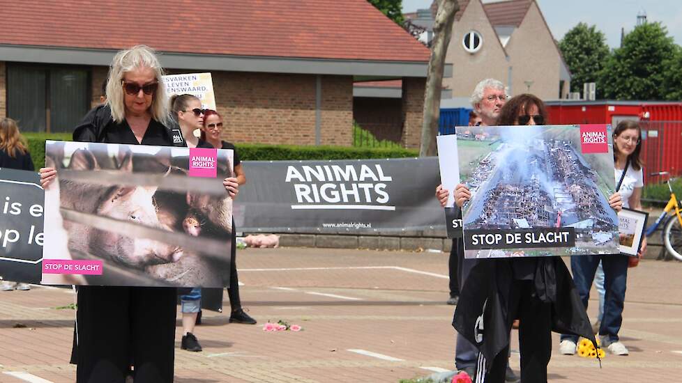 De AR-activisten droegen ook spandoeken en protestborden om aandacht te vragen voor het dierenleed.