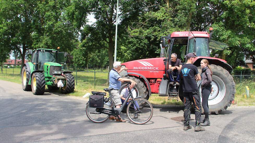 In totaal vijf kruispunten rondom de boerderij in Nederweert werden door tientallen FDF-leden met hun tractoren bewaakt.