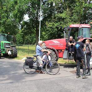 In totaal vijf kruispunten rondom de boerderij in Nederweert werden door tientallen FDF-leden met hun tractoren bewaakt.