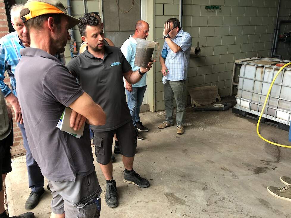 Daan van Eijck van mestverwerker Houbraken geeft uitleg aan de boeren.