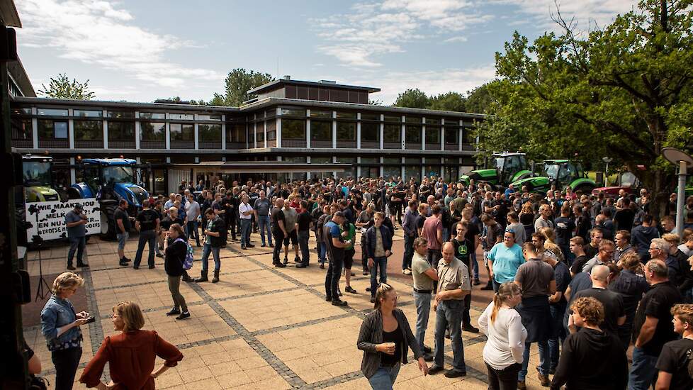 Boerenprotest bij provinciehuis in Assen.