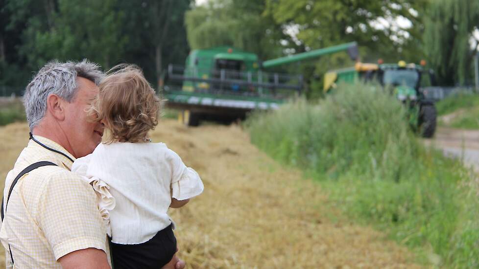 Het perceel waar zijn loonwerker de wintertarwe oogst grenst pal aan de Geleenbeek in Sittard. Ondanks het vele water twee weken geleden is de beek hier niet buiten haar oevers getreden.